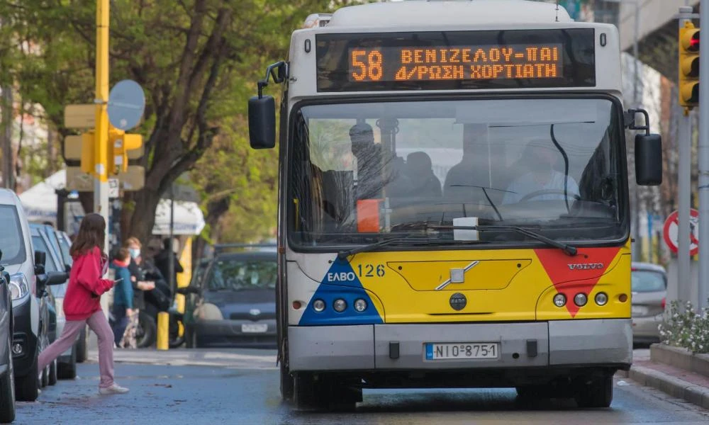 Καταιγισμός καταγγελιών για τους οδηγούς λεωφορείων: Κινούνται στον δρόμο με ανοιχτές τις πόρτες